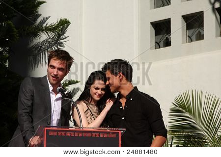 LOS ANGELES - NOV 3: Robert Pattinson, Taylor Lautner, Kristen Stewart, jejich otisky rukou a nohou