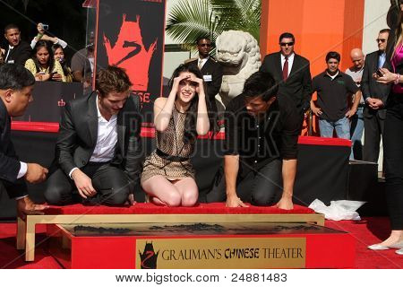 LOS ANGELES - NOV 3: Robert Pattinson, Taylor Lautner, Kristen Stewart v jejich otisky rukou a Footp