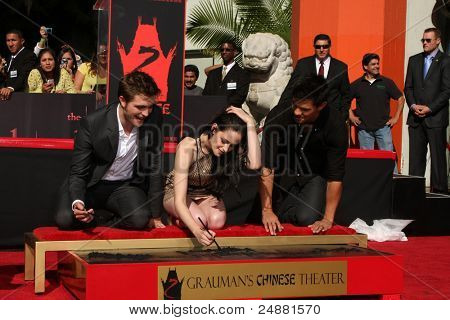 LOS ANGELES - NOV 3: Robert Pattinson, Taylor Lautner, Kristen Stewart, jejich otisky rukou a nohou