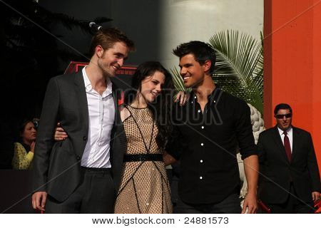 LOS ANGELES - NOV 3: Robert Pattinson, Taylor Lautner, Kristen Stewart v jejich otisky rukou a Footp