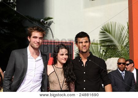 LOS ANGELES - NOV 3: Robert Pattinson, Taylor Lautner, Kristen Stewart v jejich otisky rukou a Footp