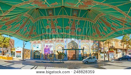 Kerman, Iran - October 15, 2017: The Green Tent With Islamic Patterns Provides Shade In Front Of The