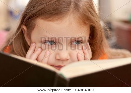 маленькая девочка с книгой