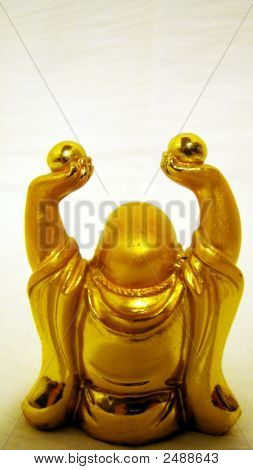 Pikku kullan Buddha istuu valkoisella pohjalla