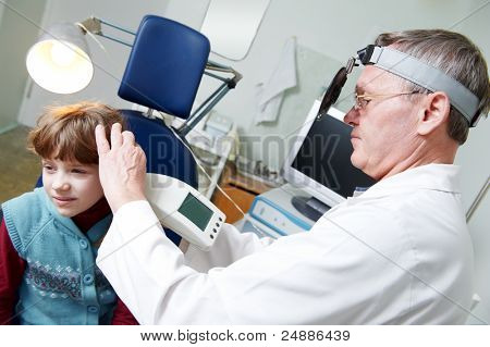 Esame otitus medica di un bambino a un medico di orecchio naso gola
