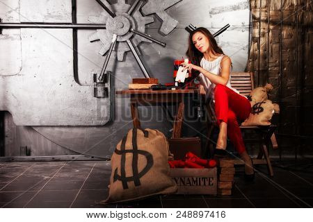 dengerous brunette in red pants
