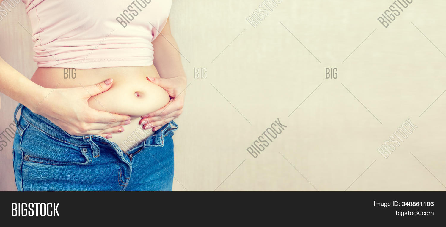 Штаны не застегиваются на животе. Вставки в джинсы в поясе. Пуговицы на мужской рубашке. Пуговица на животе. Серьги для пирсинга пупка.