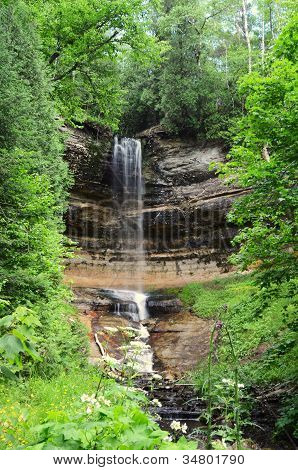 Munising upada na skały na zdjęciu National Lakeshore