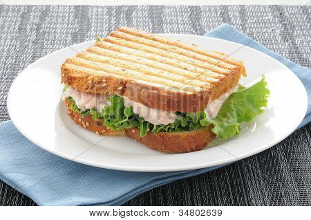 구운된 참치 샌드위치