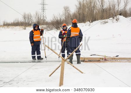 Portrait Of Workers Slingers At The Lane