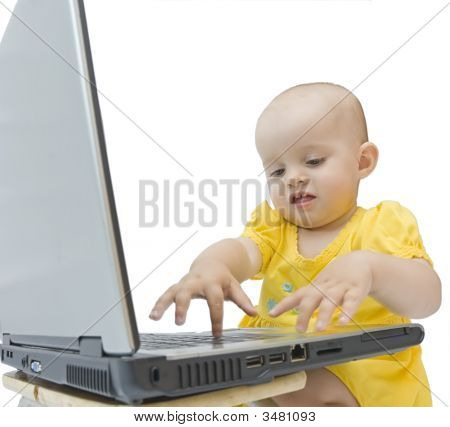 Babygirl avec ordinateur portable