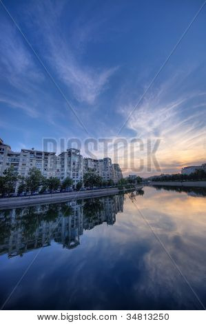 Fiume In città al tramonto