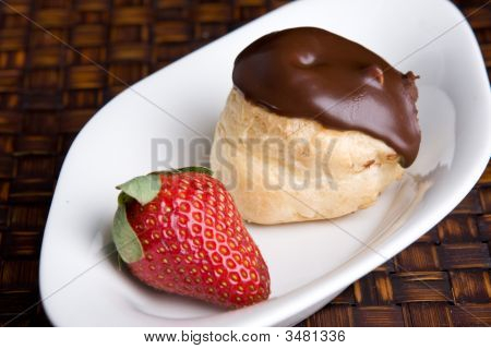 Profiterol e sobremesa de morango