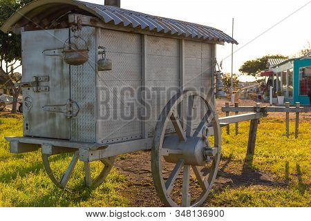 The Old Trailer And Its Historic Accessories 03