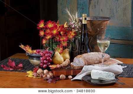 Brød, vin og ost still life med frugt og blomster