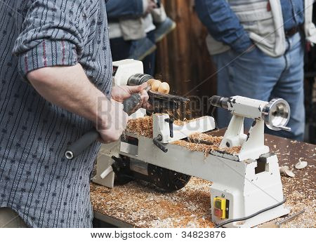 Menschen machen aus Holz Spielzeug