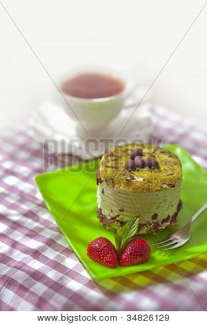 Kek çilek ve bir bardak çay