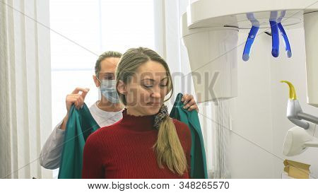 Doctor To Take A Image 3dx-ray Machine 3d Digital Scanner Tomography Of Teeth And Jaw In Modern Labo