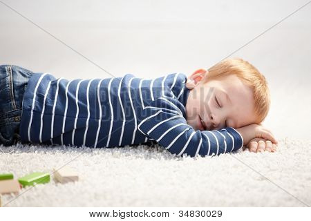 3 Letý hezouna usínání na podlahu doma.