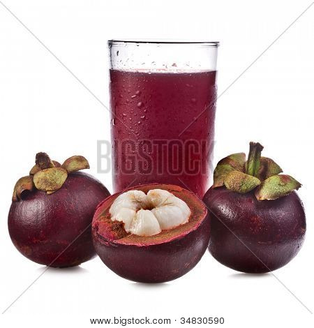 frischen Mangostan-Frucht und Saft, isoliert auf weiss