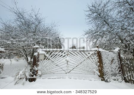 Blue Sky With Snow Field And Old Fence. Great Background With Copyspace. Winter And Snow Landscape. 