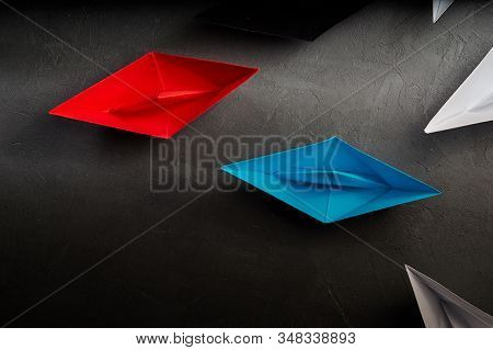Business Concept, Paper Boat, The Key Opinion Leader, The Concept Of Influence.red.blue And Black Pa