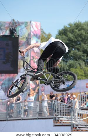 Moskva, Rusko - 8. července: Nikita Žarkov, Rusko, v BMX závody během adrenalinové hry v Mosco