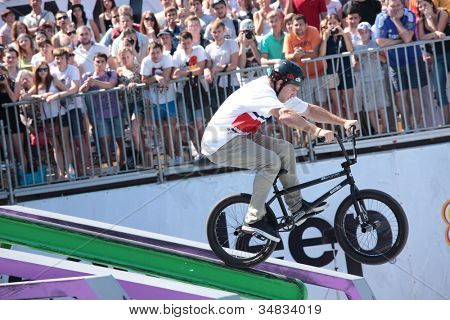 Moskva, Rusland - juli 8: Brian Kachinsky, Polen, i BMX konkurrencer under Adrenalin spil i Mosc
