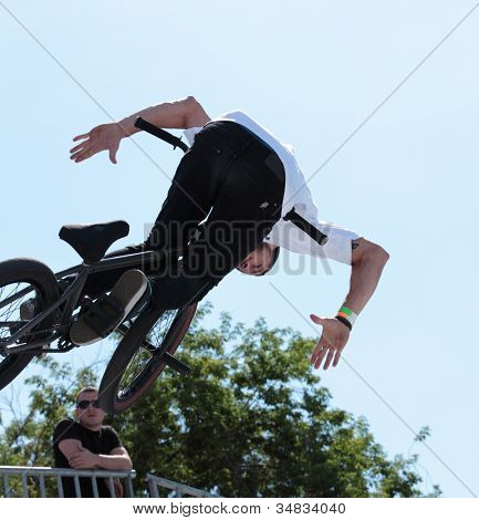 Moskva, Rusko - 8. července: Nikita Žarkov, Rusko, v BMX závody během adrenalinové hry v Mosco