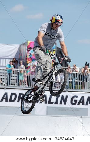 Moskova - 8. heinäkuuta: Alessandro Barbero Italiassa BMX kilpailujen aikana adrenaliinin pelejä Mo