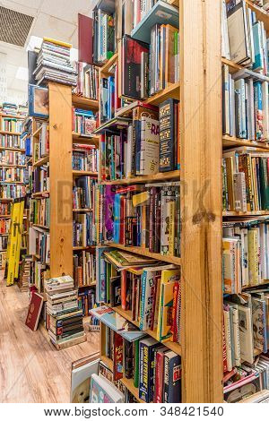 Kailua, Hawaii/usa- Dec. 30, 2019: Piles Of Used Books On Wooden Shelves For Sale In A Used Bookstor