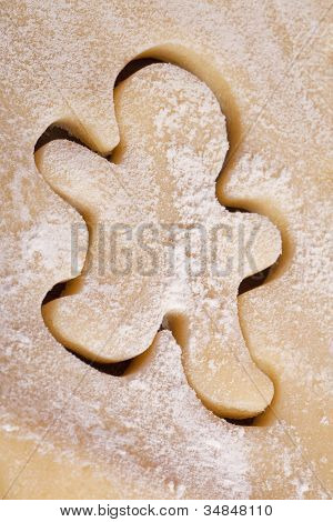 leikkaamiseen evästeet taikina gingerbread man muoto