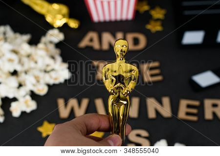 Xalapa, Veracruz, Mexico- January 31, 2020: Woman Hand Holding An Oscar Figurine On Blurred Backgrou