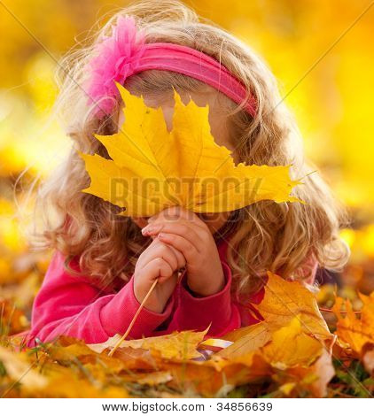 Niño feliz en el Parque otoño