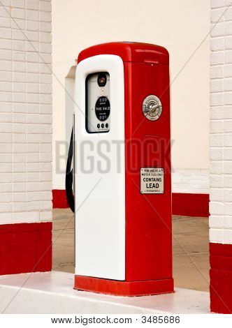 Bílé a červené staré benzinové pumpy