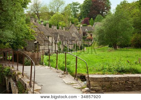  Bibury. Traditionelle Cotswold hytter i England, UK. foråret. Bibury