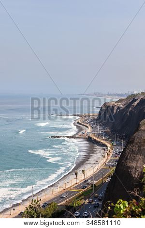 Miraflores, Lima, Peru - May 10, 2016: The Shore Of The Pacific Ocean With A Busy Highway Under Stee