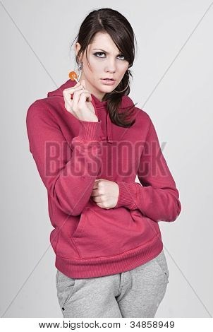 Ragazza In Hooded Top con Lollipop
