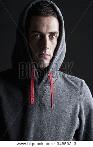 Giovane maschio In Hooded Top
