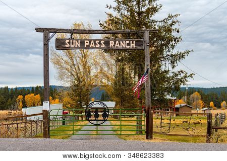 Fort Klamath, Oregon, Usa - October 23, 2018: Wooden Archway Entrance To Sun Pass Ranch Near Fort Kl