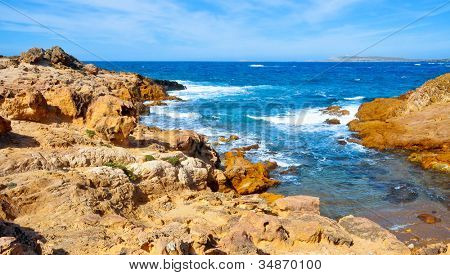 vista della costa di Binimela e Cap de Cavalleria a Minorca, Isole Baleari, Spagna