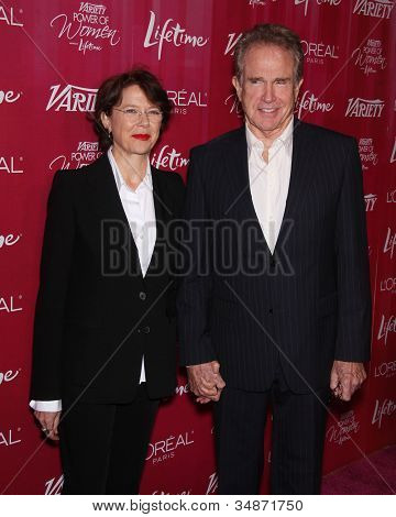 LOS ANGELES - syyskuu 23: Annette Bening & Warren Beatty saapuu Varietys 2011 Power of Women-o