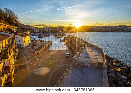 San Sebastian, Guipuzcoa / Spain »; February 2, 2020: Dawn In The Marina Of San Sebastián