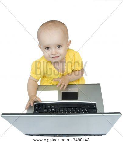 Petite Babygirl avec ordinateur portable