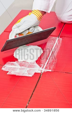 Použitím Grout Svatodušní gumové Trowel červené dlaždice