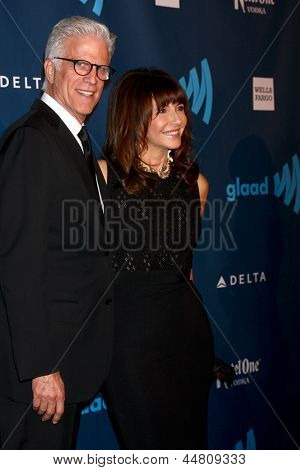 LOS ANGELES - APR 20: Ted Danson, Mary Steenbergen ankommer til 2013 GLAAD Media Awards på JW