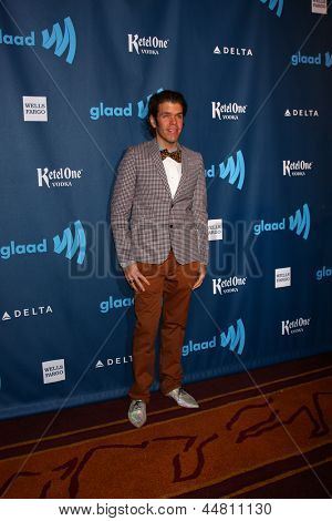 LOS ANGELES - huhti 20: Perez Hilton saapuu 2013 GLAAD Media Awards JW Marriottin huhtikuu