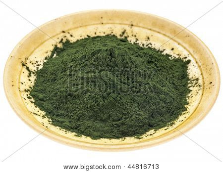 pieni kulho Havaijin spirulina jauhe karkea valkoinen maalattu navetta puuta taustaa