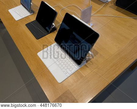 Strasbourg, France - Nov 3, 2021: New Ipad Pro And Ipad Pro Mini On Display On The Table Inside Appl