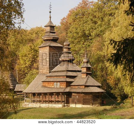 Dřevěný kostel Transcarpathia. Muzeum Pyrohiv. Kyjev. Ukrajina